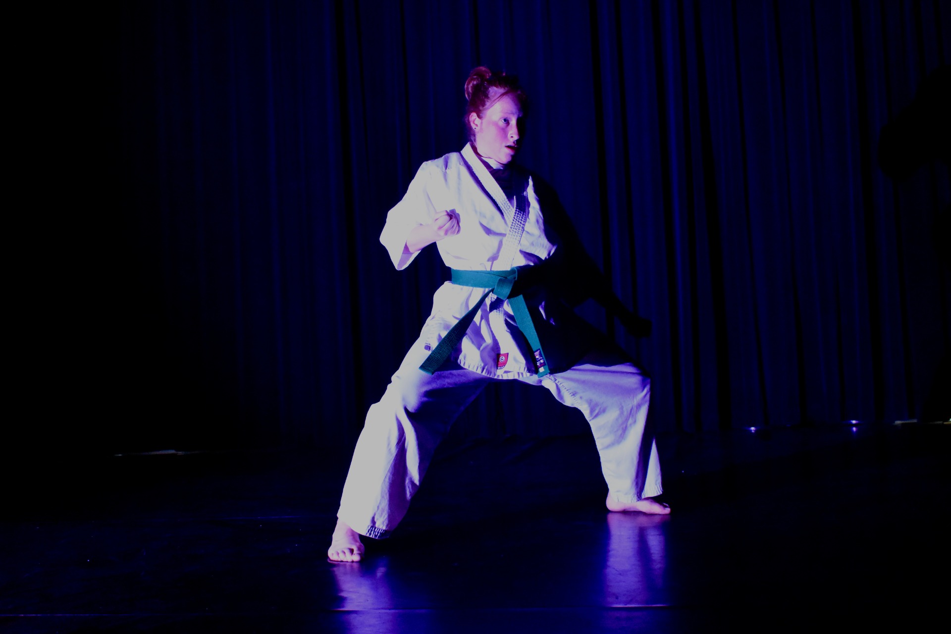 Binnen het onderzoek en op de vloer testte ik mijn limiet. Een kata theatraliseerde ik om de overdrachtelijkheid te versterken. 