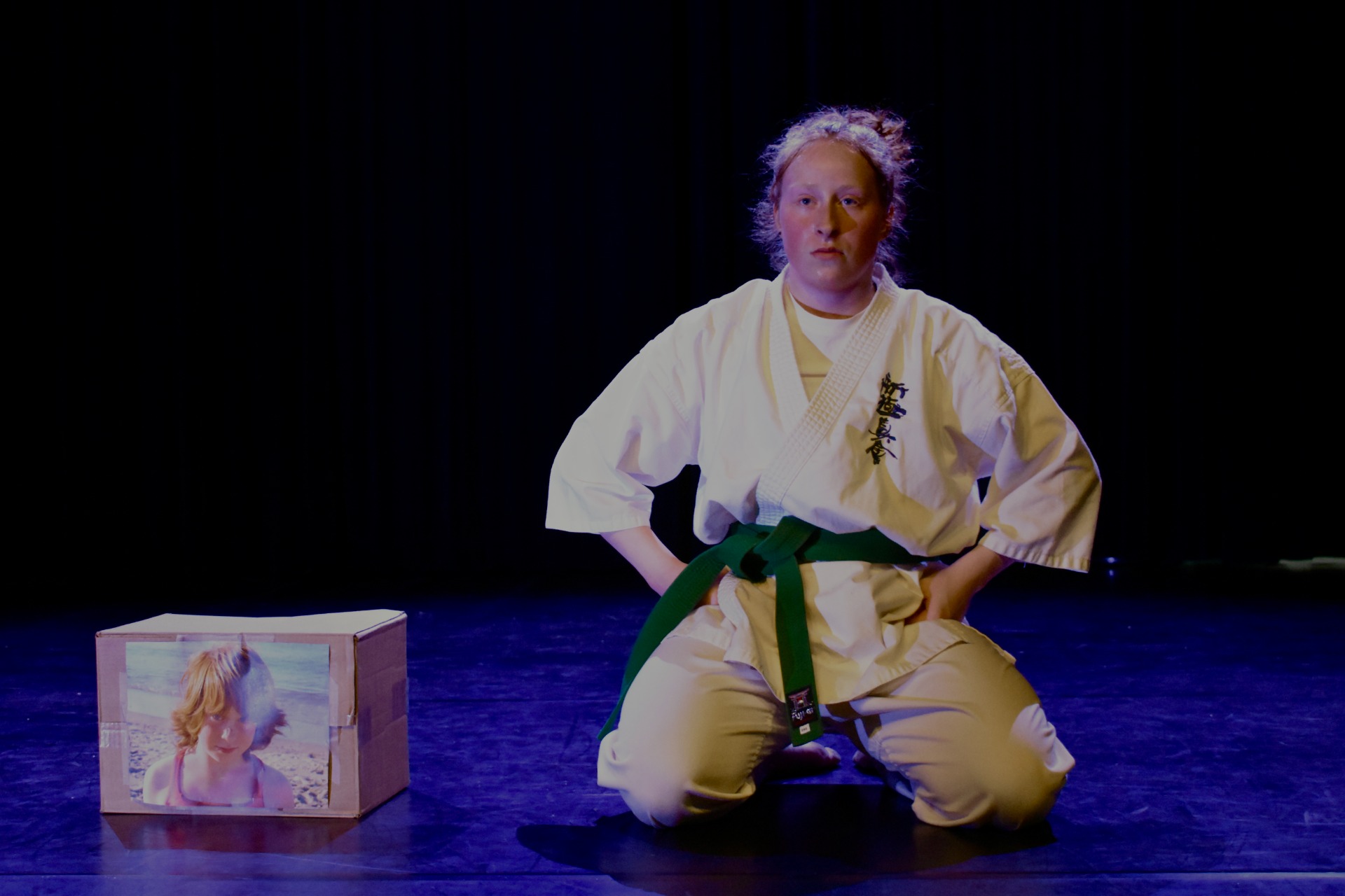 Karate is niet enkel een vechtsport maar een vechtkunst, een way of life. De geschiedenis van oeroude technieken met een gedisciplineerde mindset gebruikte ik om theater mee te maken. 