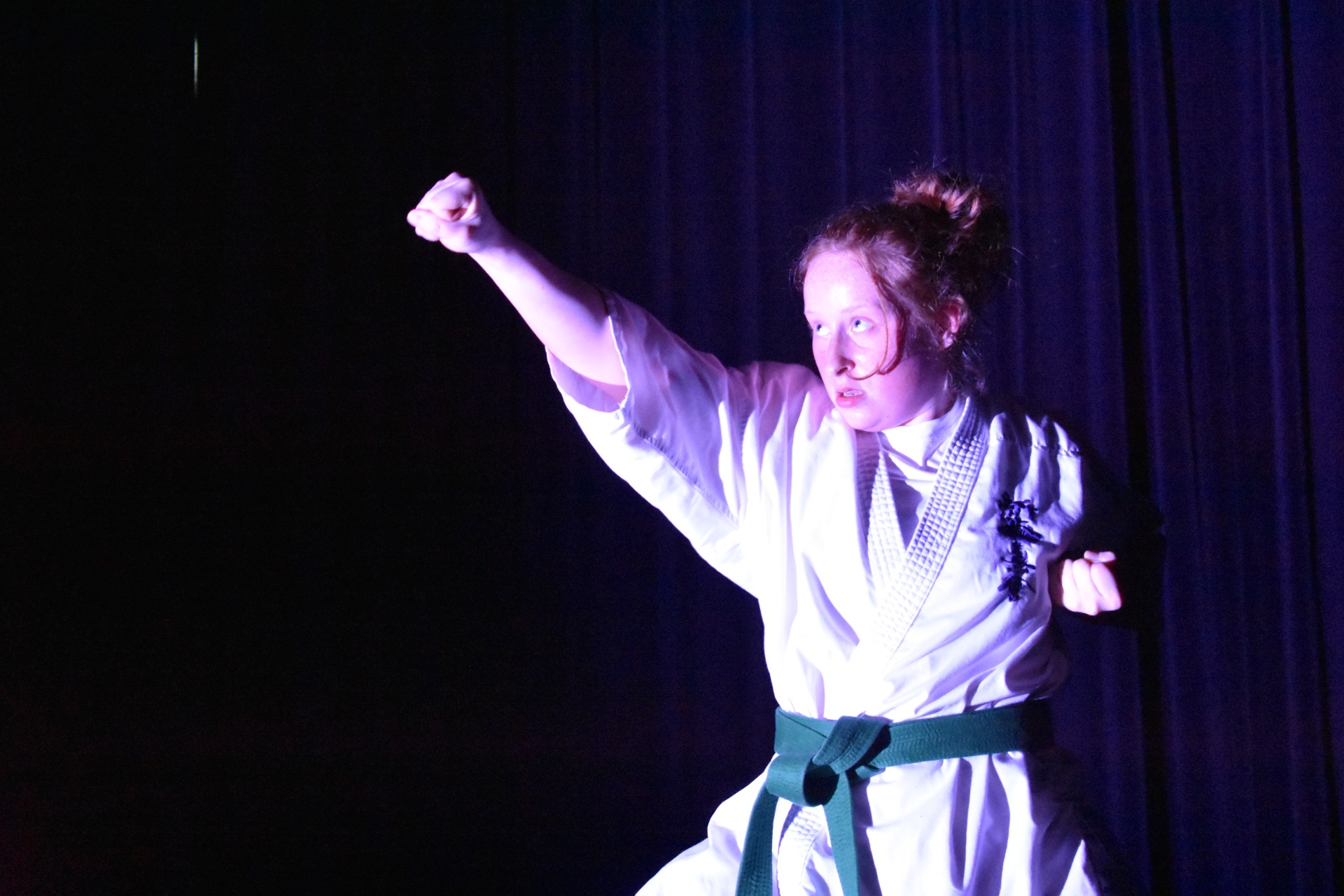 Ik vind dat karate een boeiende sport is om in te zetten binnen het theatervak.. Het vraagt je optimale concentratie, overtuiging, uithoudingsvermogen en wilskracht. 