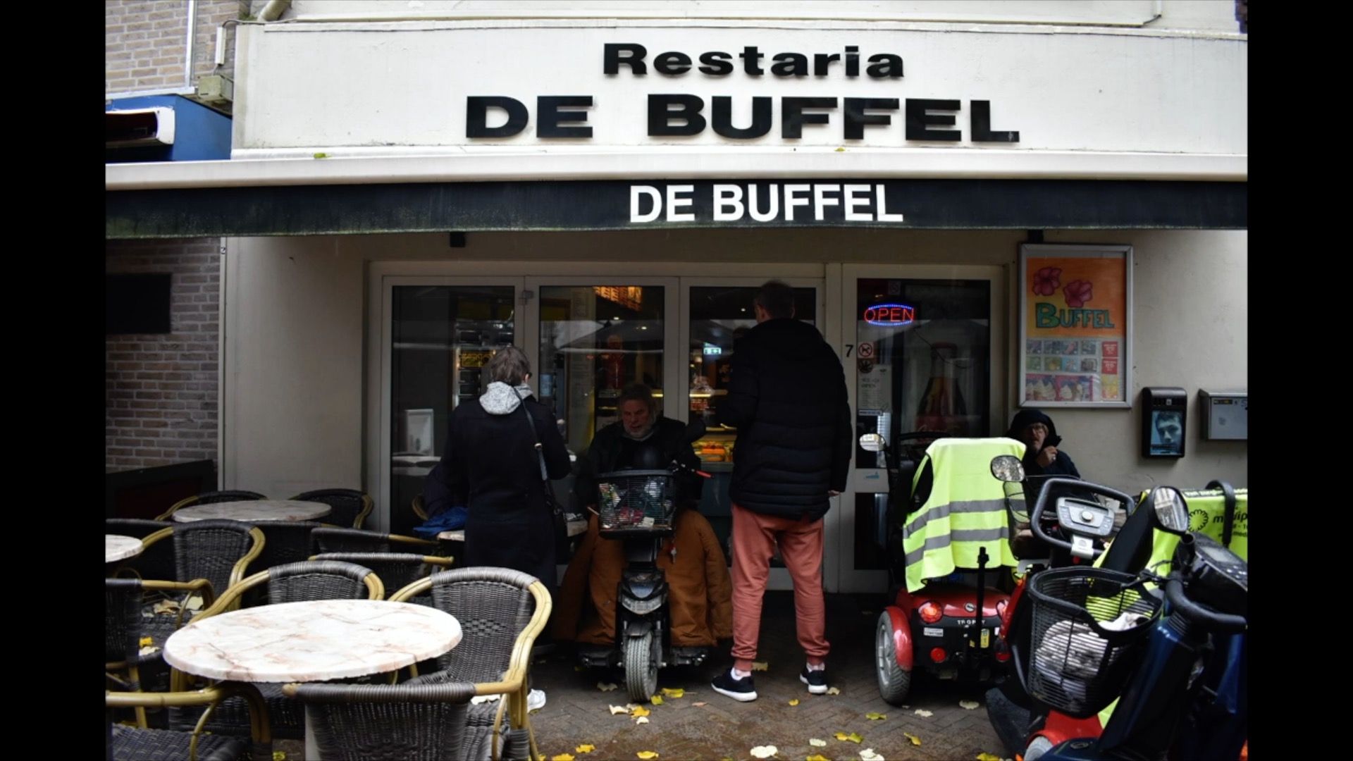 Jarenlang liep ik voorbij Cafetaria de Buffel, waar elke dag dezelfde mensen zaten. Dit wekte mijn interesse. Een sociaal artistiek project voor school moedigde me aan om in gesprek te gaan met de klanten. 