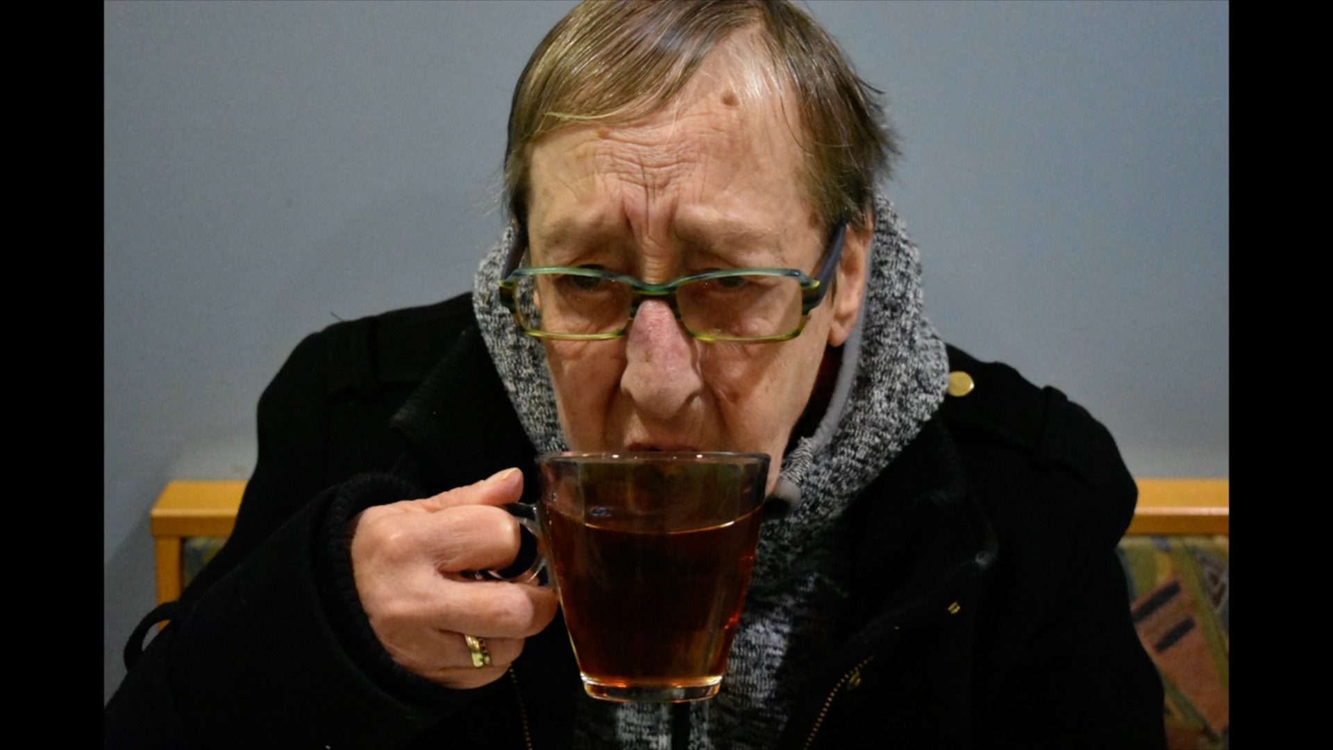 Zo ontmoette ik Wilma, een lieve vrouw die er al jaren komt, elke dag thee drinkt en alle roddels kent. Na veel theetjes vertelde ze me haar levensverhaal en hoe de Buffel haar helpt tegen eenzaamheid.