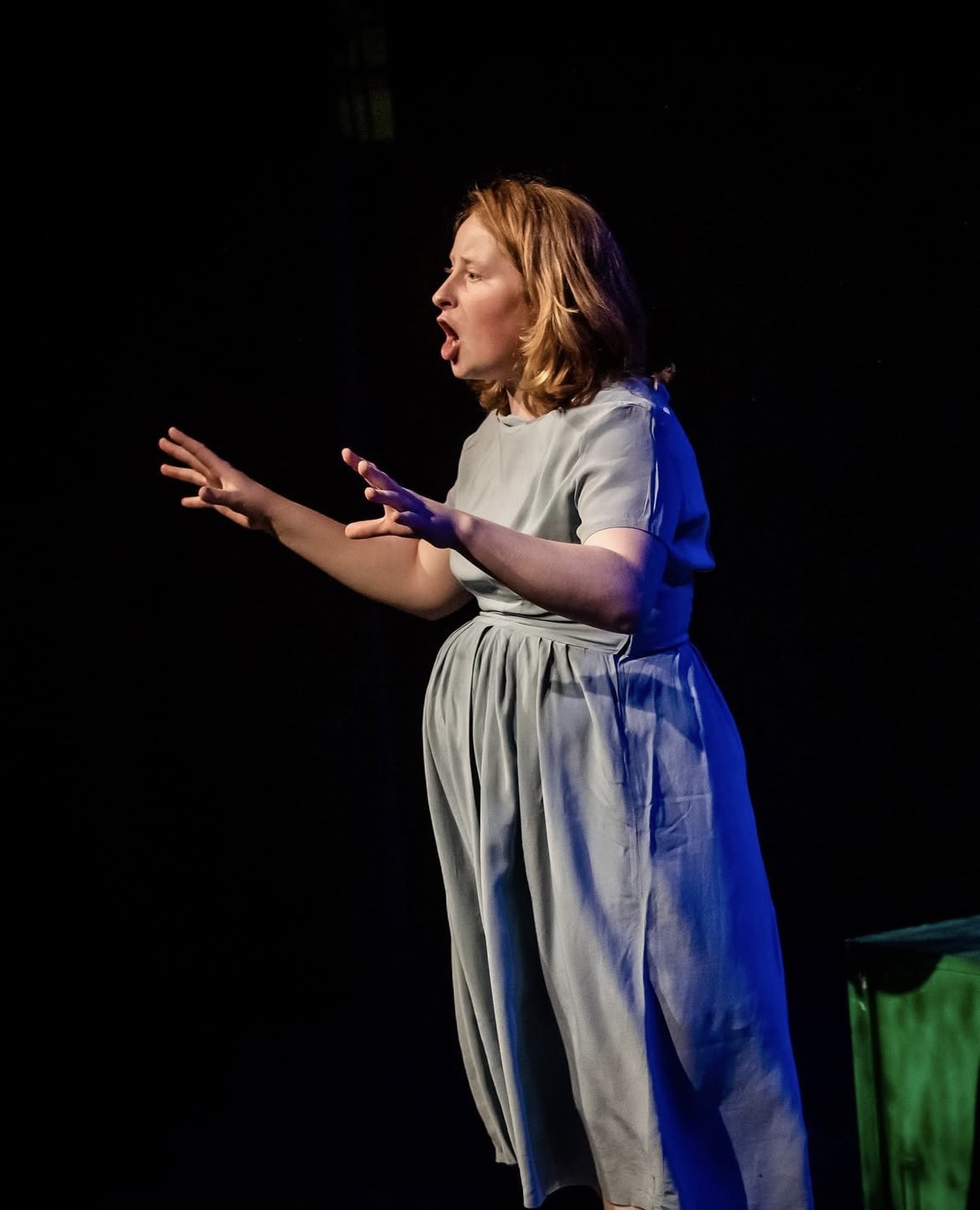 Een voorstelling over het ontkennen van je wortels, over ontheemding en over een aanhoudende zoektocht naar jezelf. Een roadtrip van Berlijn naar Heerlen, door een nacht als steenkool zo zwart.