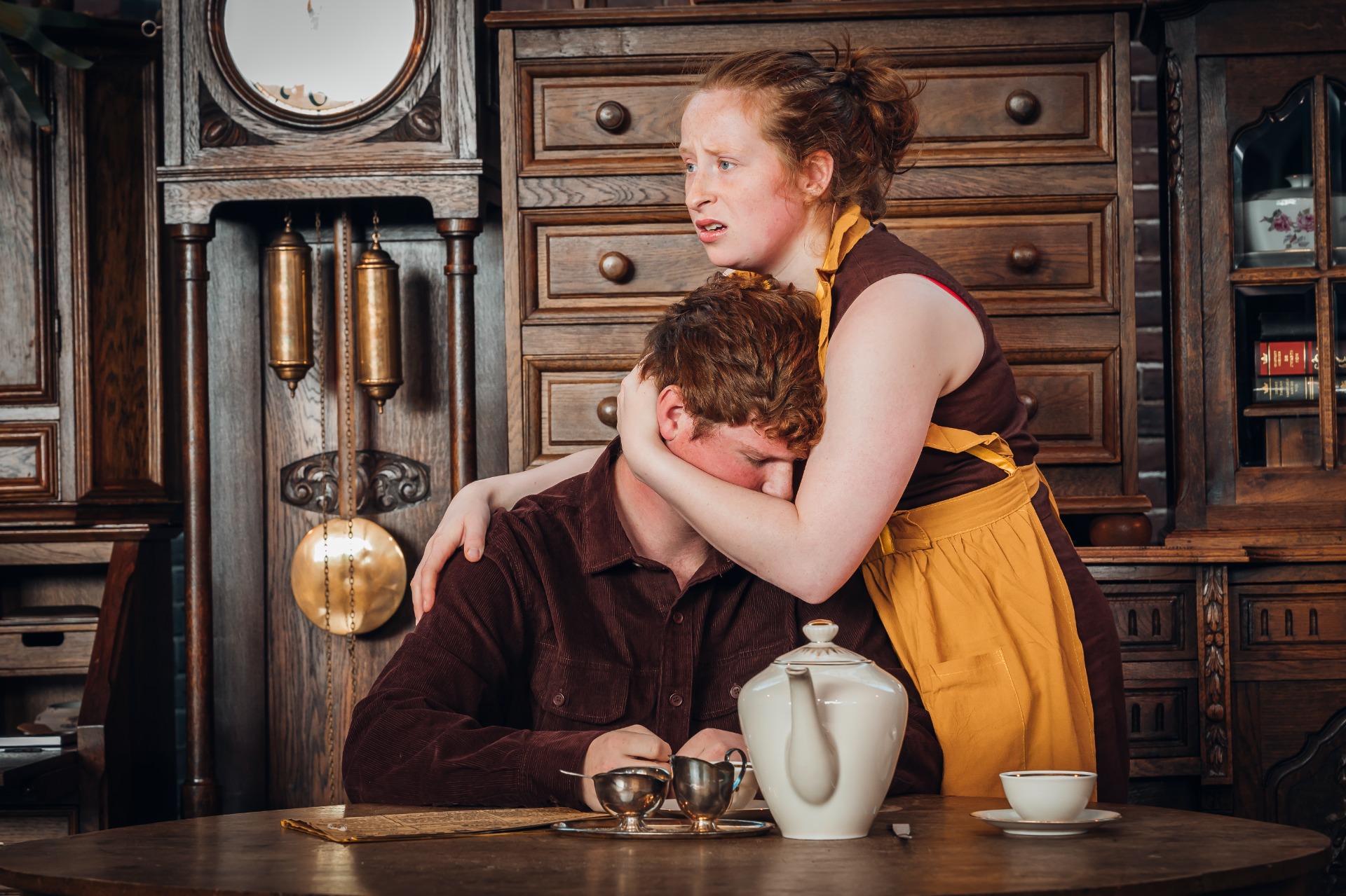 Op 25 september 2022 gaat op Steenweg 55 de bel. Voor de deur staat een Engelsman. De zoon van een bevrijder. Hij volgt de sporen van zijn vader. Zijn bijzondere verhaal is het begin van deze voorstelling. Want op 25 september 1944 is Helmond bevrijd, maar was de oorlog hier toen eigenlijk wel voorbij? Wat gebeurde er rondom de bevrijding en de maanden daarna? Bij drie andere huizen in de buurt wordt er in die jaren tijd ook aangebeld. Kleine verhalen misschien in de grote wereldgeschiedenis, maar elk verhaal is betekenisvol.